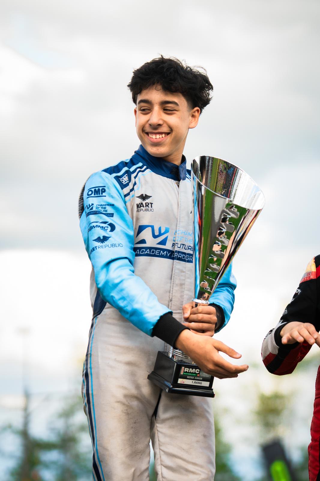 Kaïs sur le podium avec le trophée RMC Rotax Junior