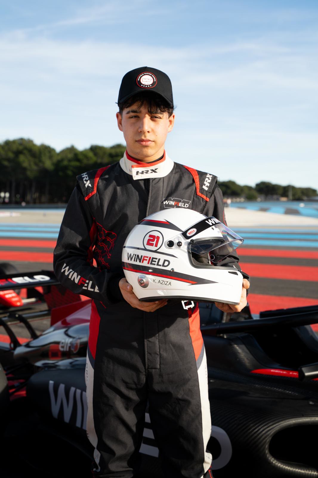 Kaïs en combinaison Winfield, casque en main, Circuit Paul Ricard